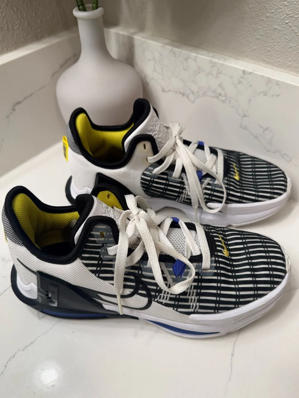 Nike LeBron James Witness 6 Sneakers